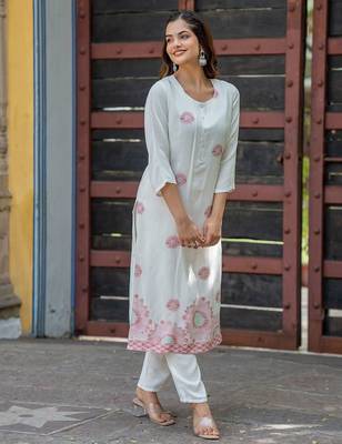 Women Floral Printed Regular Pure Silk Kurta with Trousers 3