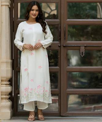 Women Floral Embroidered Silk Kurta with Trousers 1