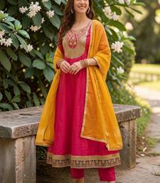 Women Embroidered Empire Thread Work Kurta with Trousers & With Dupatta