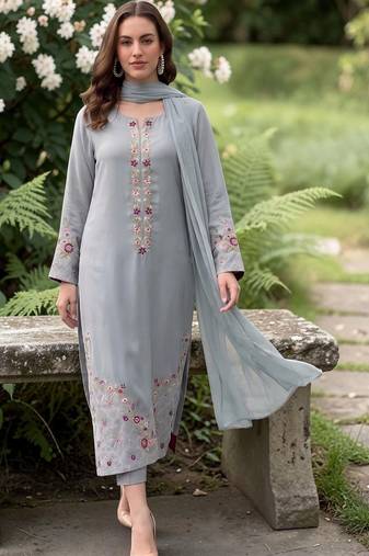Women Floral Regular Thread Work Chanderi Silk Kurta with Trousers & With Dupatta
