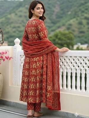 Women Floral Printed Empire Pure Cotton Kurta with Trousers & With Dupatta 3