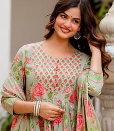 Women Floral Printed Empire Pure Cotton Kurta with Trousers & With Dupatta