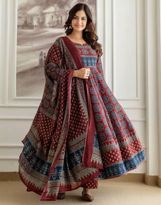 Printed Round Neck Tiered Pure Cotton Anarkali Kurta With Trousers & Dupatta 1