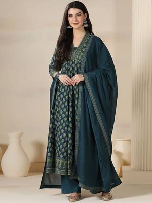 Floral Printed V-Neck Layered Pure Cotton Anarkali Kurta With Trousers & Dupatta 2