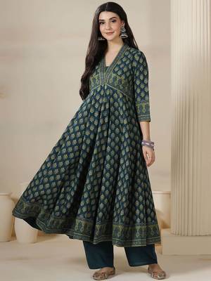 Floral Printed V-Neck Layered Pure Cotton Anarkali Kurta With Trousers & Dupatta 6