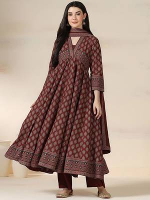 Women Floral Printed Layered Pure Cotton Kurta with Trousers & Dupatta 2