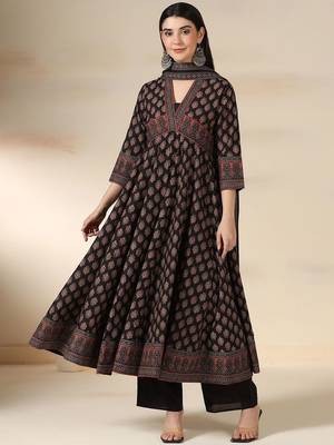 Women Floral Printed Regular Pure Cotton Kurta with Trousers & Dupatta 1