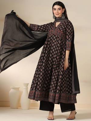Women Floral Printed Regular Pure Cotton Kurta with Trousers & Dupatta 4