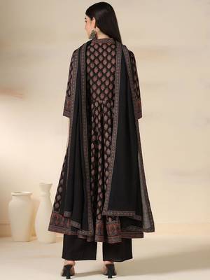 Women Floral Printed Regular Pure Cotton Kurta with Trousers & Dupatta 5