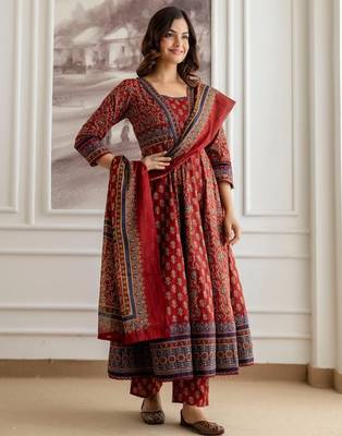 Women Maroon Printed Pure Cotton Kurta Sets 1