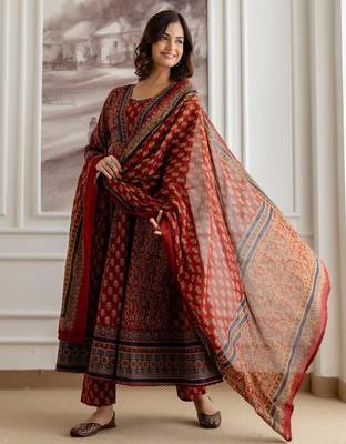 Women Maroon Printed Pure Cotton Kurta Sets 3