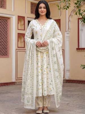 Floral Printed Regular Pure Cotton Kurta with Trousers & Dupatta 2