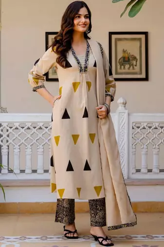 Women Printed Regular Thread Work Pure Cotton Kurta with Trousers & With Dupatta