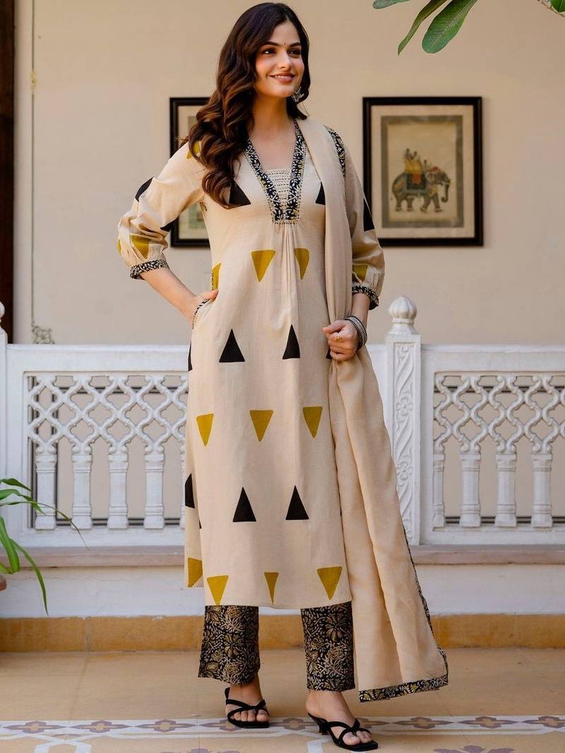 Women Printed Regular Thread Work Pure Cotton Kurta with Trousers & With Dupatta