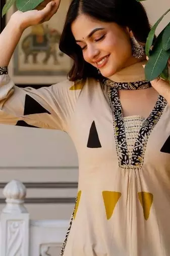 Women Printed Regular Thread Work Pure Cotton Kurta with Trousers & With Dupatta