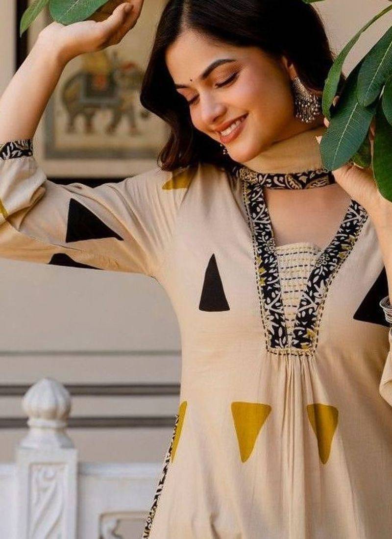 Women Printed Regular Thread Work Pure Cotton Kurta with Trousers & With Dupatta