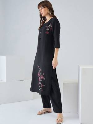 Women Floral Embroidered Regular Thread Work Kurta with Trousers 2