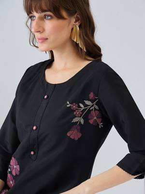 Women Floral Embroidered Regular Thread Work Kurta with Trousers 3