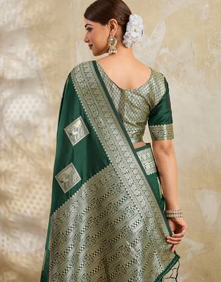 Green silk blend saree with blouse 4