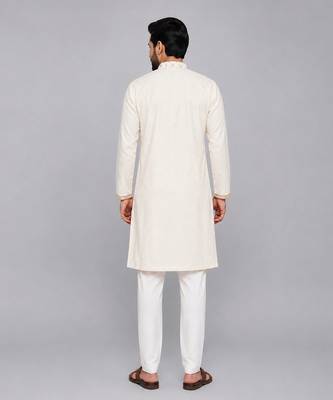 Off white embroidered velvet kurta set 2