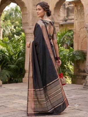 Kavindi women's cotton silk solid print with golden woven border saree with blouse 4