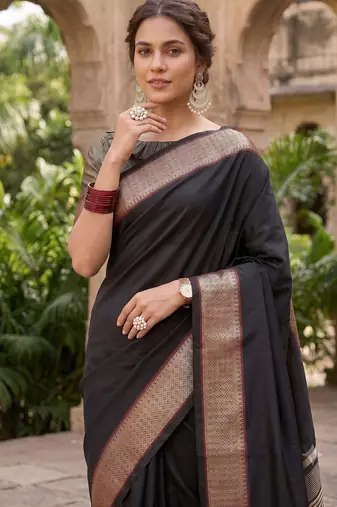 Kavindi women's cotton silk solid print with golden woven border saree with blouse