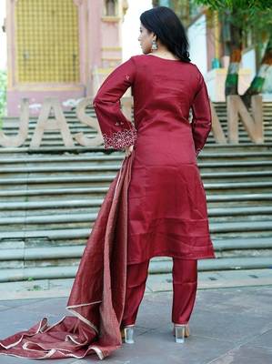 Women   s maroon embroidered kurta pant set with striped dupatta 5
