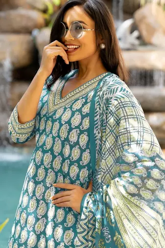 Mirchi Fashion Women's Teal Paisley Batik Print Pure Cotton Kurti With Bottom & Dupatta set
