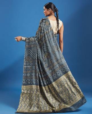 Tie-dye printed bandhani saree with plain border & unstitched blouse 3