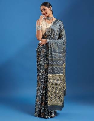 Tie-dye printed bandhani saree with plain border & unstitched blouse 4