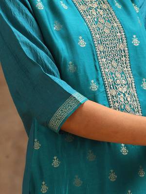 Turquoise jaquard silk embroidery sequence work kurta pant set with dupatta 5