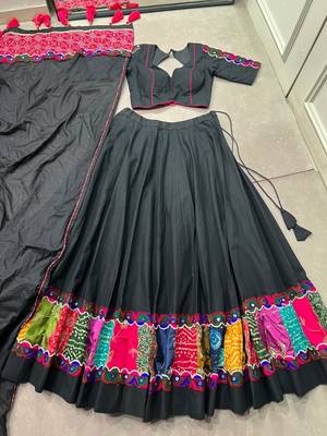 women black & multicolor gamthi lace navratri special chaniya choli set - free size 5