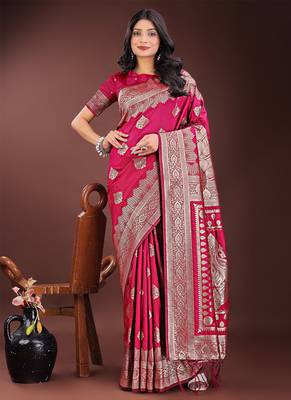 Magenta silk blend saree with zari woven pallu 1