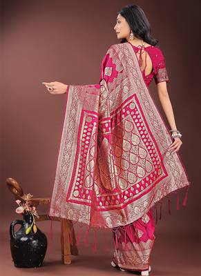 Magenta silk blend saree with zari woven pallu 2