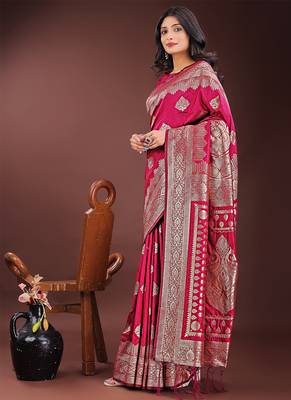 Magenta silk blend saree with zari woven pallu 3