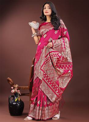 Magenta silk blend saree with zari woven pallu 4