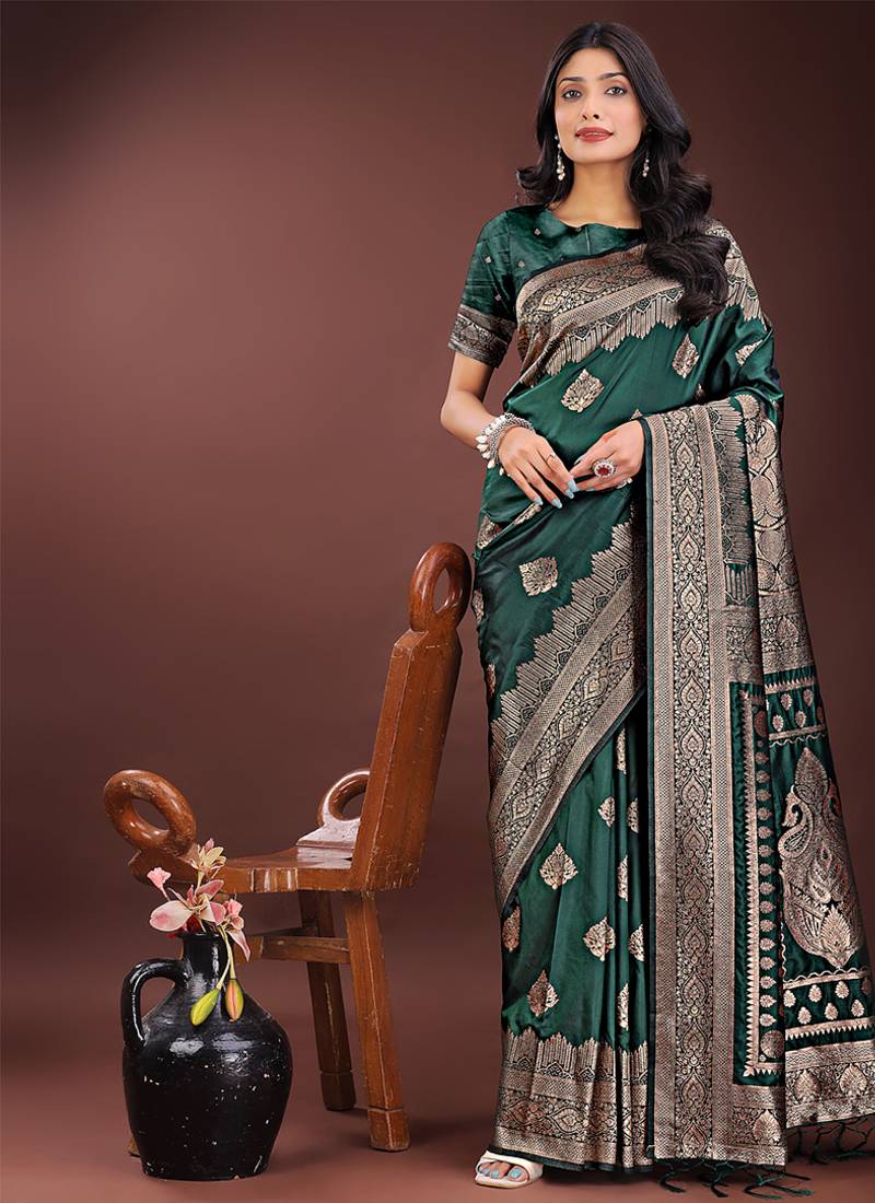 Dark green silk blend saree with zari woven pallu