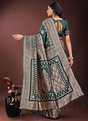 Dark green silk blend saree with zari woven pallu 2