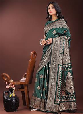 Dark green silk blend saree with zari woven pallu 3