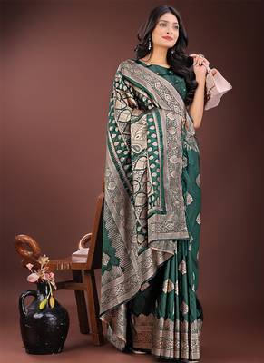 Dark green silk blend saree with zari woven pallu 4