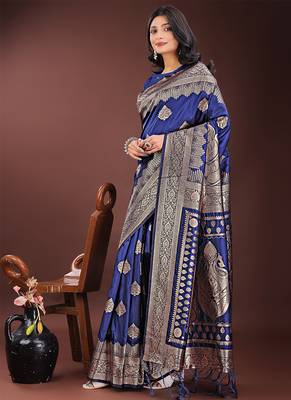 Navy blue silk blend saree with zari woven pallu 3