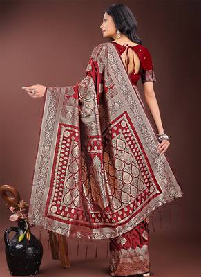 Maroon silk blend saree with zari woven pallu 2