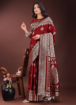 Maroon silk blend saree with zari woven pallu 3
