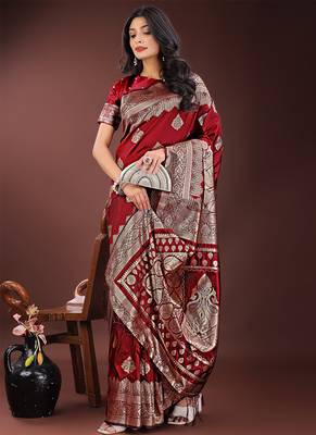 Maroon silk blend saree with zari woven pallu 4