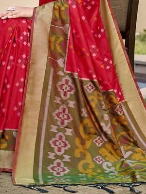 Red silk blend saree with contrast woven zari border 3