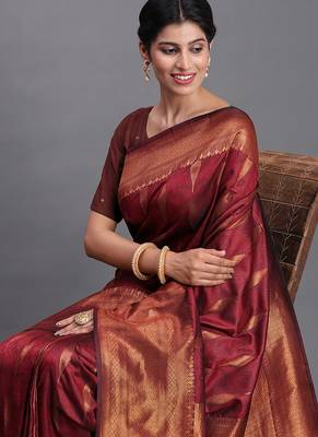 Maroon silk blend saree with zari border and pallu 4