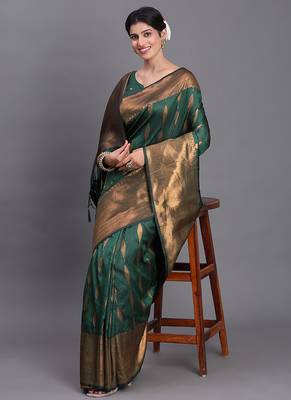 Dark green silk blend saree with zari border and pallu 3