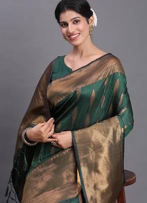 Dark green silk blend saree with zari border and pallu 4