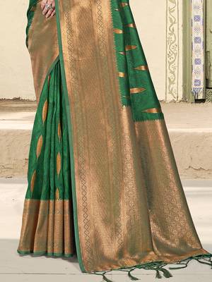 Bottle green silk blend saree with zari border and pallu 3