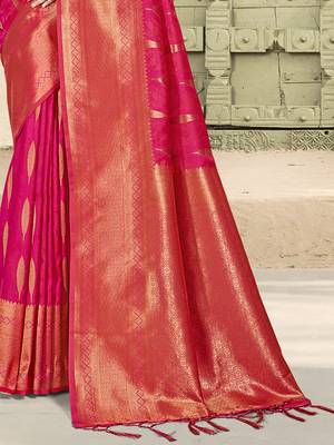 Rani pink silk blend saree with zari border and pallu 3